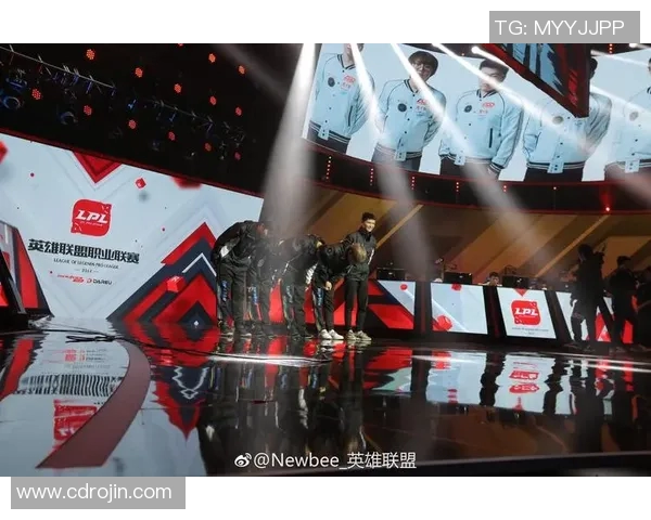 FPX战队的荣耀与挑战：从奋斗到巅峰的大师赛之路